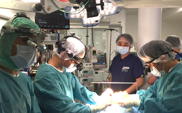 Chirurgiens en salle de chirurgie
